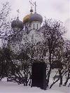 Могила графа Алексея Сергеевича Уварова в Новодевичьем Монастыре. Март 2011. На фоне церкви.<br>