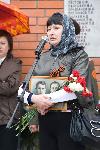 Внучка одного из найденных и перезахороненных бойцов. Приехала на открытие мемориала из Владивостока.