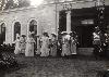 Царская семья у входа в Бородинский музей. Фото, 1912 г.<br>